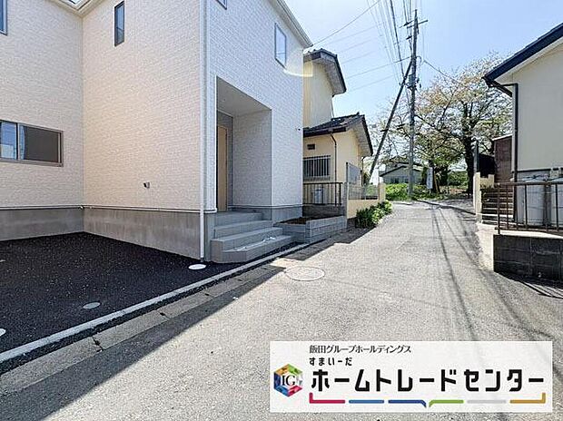 【前面道路含む現地写真】◆平日・お仕事帰りなど、いつでもご案内させていただきます！デザイン・目に見える設備面も大切ですが、耐震構造で地震に強い家の為、次代へ繋ぐ強固な住宅です。