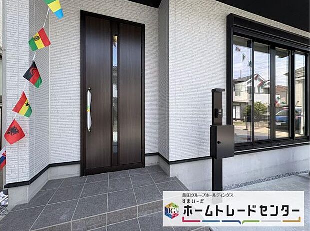 【玄関】◆TVモニター付きインターホンはカラーモニターで来訪者もひとめで分かります♪留守の間の来訪者が確認できる嬉しい録画機能付き!お子様が一人で留守番の間も安心です。