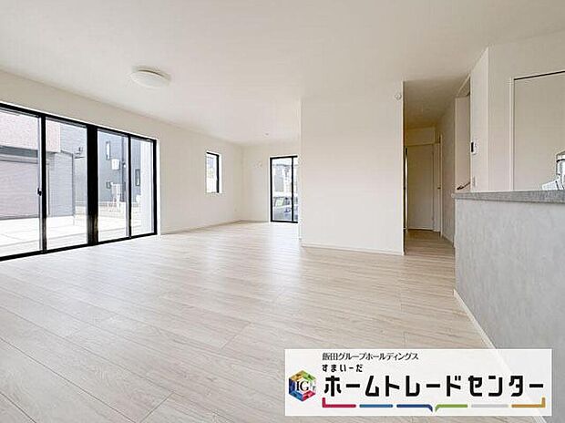 【リビング】◆大きな窓は遮音性に優れたペアガラスの窓となっています。リビングでたくさんはしゃいで遊んでも、お子様の声を気にしなくて大丈夫です♪