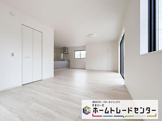 【リビング】◆南向きの大きな窓から明るい陽射しがたっぷり入ります。一日を通して陽射しをしっかり取り込んでくれる2面採光なので、夜まで照明いらずで過ごせます♪