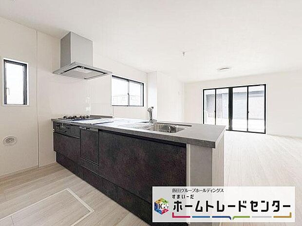 【キッチン】◆家事をしながら交流も楽しむ。理想の暮らしをイメージしに、ぜひ一度お越しください。