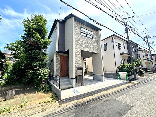 【前面道路含む現地写真】◆平日・お仕事帰りなど、いつでもご案内させていただきます！デザイン・目に見える設備面も大切ですが、耐震構造で地震に強い家の為、次代へ繋ぐ強固な住宅です。