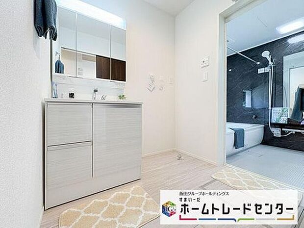 【洗面台・洗面所】◆洗面スペースはお掃除やメンテナンスが楽にできる様に設計されております。ドラム式の洗濯機を配置しても十分なスペースを確保した設計となっております。