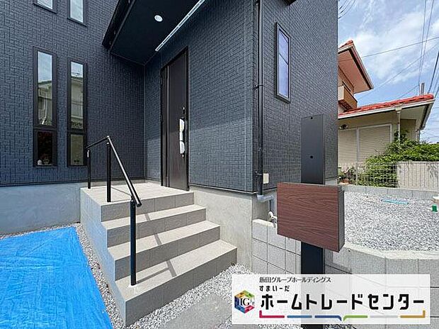 【玄関】◆TVモニター付きインターホンはカラーモニターで来訪者もひとめで分かります♪留守の間の来訪者が確認できる嬉しい録画機能付き！お子様が一人で留守番の間も安心です。