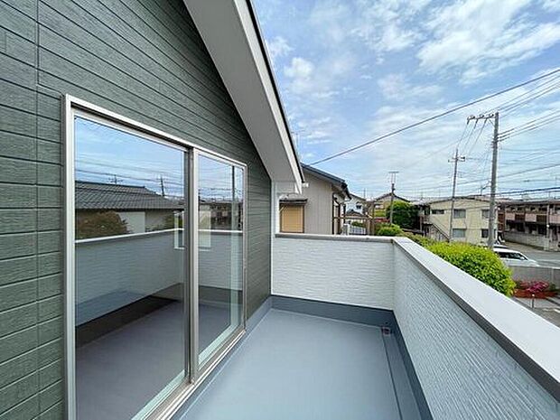 【 バルコニー】◆南向きのバルコニーの前には雲以外に太陽を遮るものがありません。お洗濯物も乾きやすく、何より明るく気持ちのいい光が入ってきます。