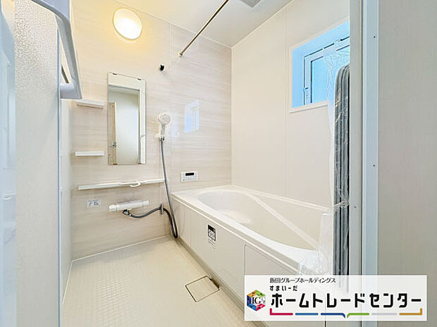 【浴室】◆毎日の疲れをいやす浴室は1坪タイプです。足を伸ばしてゆっくりとくつろげます。浴室暖房乾燥機も標準装備です♪