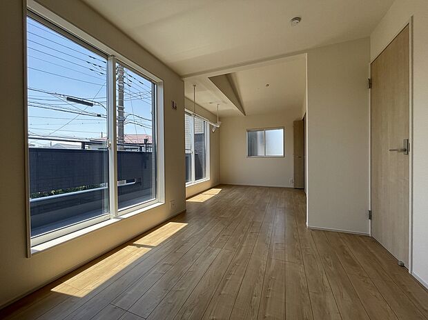【 リビング以外の居室】◆居室のサッシにはペアガラスを採用、高い断熱性による省エネと結露対策に有効です。室内を快適な空間に代えてくれます。現地の通風や採光も実際にご確認下さいませ。