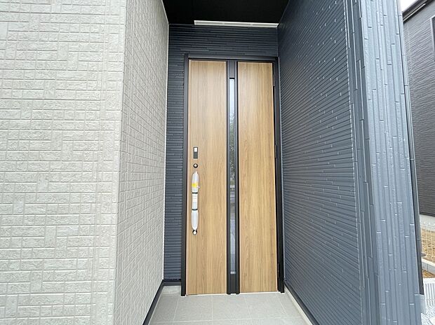 【玄関】◆TVモニター付きインターホンはカラーモニターで来訪者もひとめで分かります♪留守の間の来訪者が確認できる嬉しい録画機能付き！お子様が一人で留守番の間も安心です。