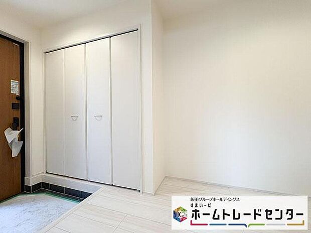 【玄関】◆お家で出会う人々を迎える玄関だからこそ、広々清潔感あふれる空間にしたいものです。採光・通風にも配慮された設計で毎日明るい空間をキープします♪