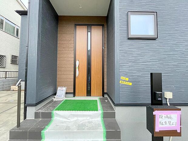 【玄関】◆TVモニター付きインターホンはカラーモニターで来訪者もひとめで分かります♪留守の間の来訪者が確認できる嬉しい録画機能付き！お子様が一人で留守番の間も安心です。