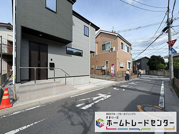 【前面道路含む現地写真】◆平日・お仕事帰りなど、いつでもご案内させていただきます！デザイン・目に見える設備面も大切ですが、耐震構造で地震に強い家の為、次代へ繋ぐ強固な住宅です。