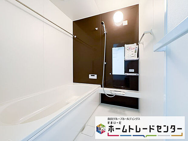 【浴室】◆毎日の疲れをいやす浴室は1坪タイプです。足を伸ばしてゆっくりとくつろげます。浴室暖房乾燥機も標準装備です♪