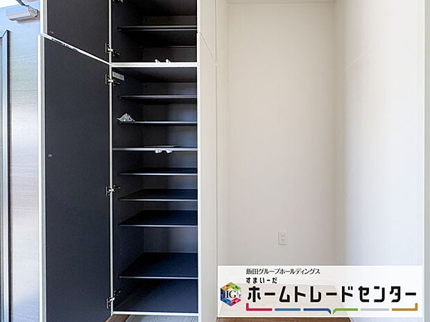 【玄関】◆お家で出会う人々を迎える玄関だからこそ、広々清潔感あふれる空間にしたいものです。採光・通風にも配慮された設計で毎日明るい空間をキープします♪