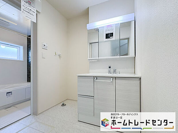 【洗面台・洗面所】◆洗面スペースはお掃除やメンテナンスが楽にできる様に設計されております。ドラム式の洗濯機を配置しても十分なスペースを確保した設計となっております。