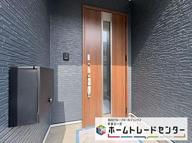 【玄関】◆TVモニター付きインターホンはカラーモニターで来訪者もひとめで分かります♪留守の間の来訪者が確認できる嬉しい録画機能付き!お子様が一人で留守番の間も安心です。