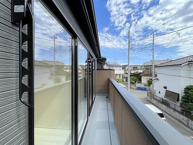 【 バルコニー】◆南向きのバルコニーの前には雲以外に太陽を遮るものがありません。お洗濯物も乾きやすく、何より明るく気持ちのいい光が入ってきます。
