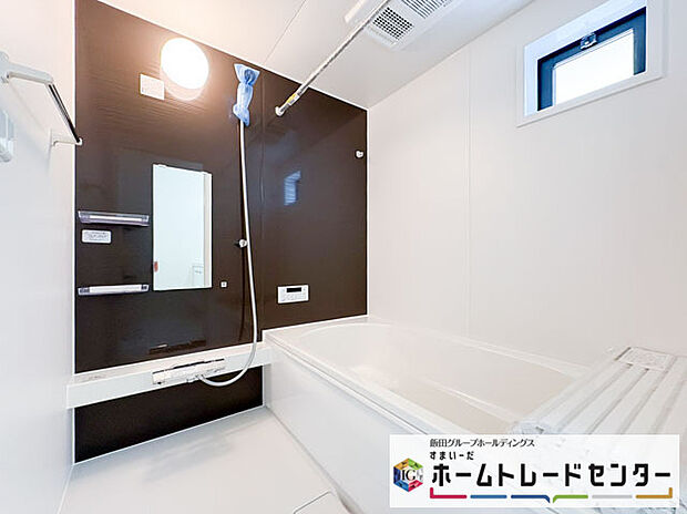 【バスルーム】◆毎日の疲れをいやす浴室は1坪タイプです。足を伸ばしてゆっくりとくつろげます。浴室暖房乾燥機も標準装備です♪