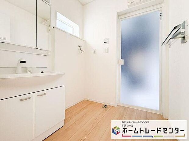 【洗面台・洗面所】◆洗面スペースはお掃除やメンテナンスが楽にできる様に設計されております。ドラム式の洗濯機を配置しても十分なスペースを確保した設計となっております。