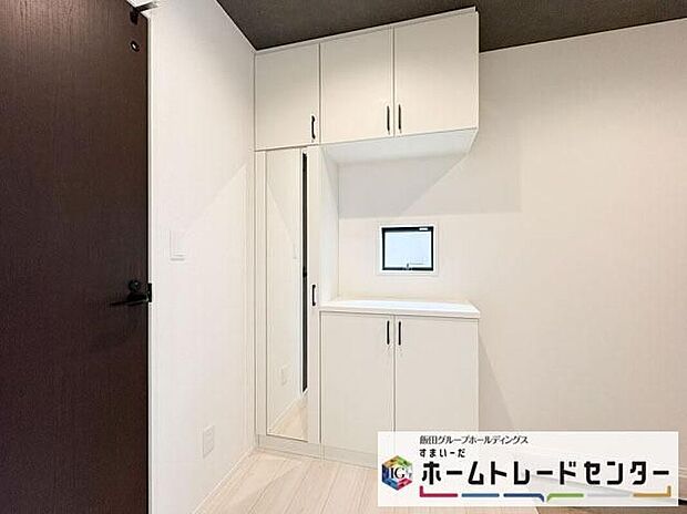 【玄関】◆お家で出会う人々を迎える玄関だからこそ、広々清潔感あふれる空間にしたいものです。採光・通風にも配慮された設計で毎日明るい空間をキープします♪