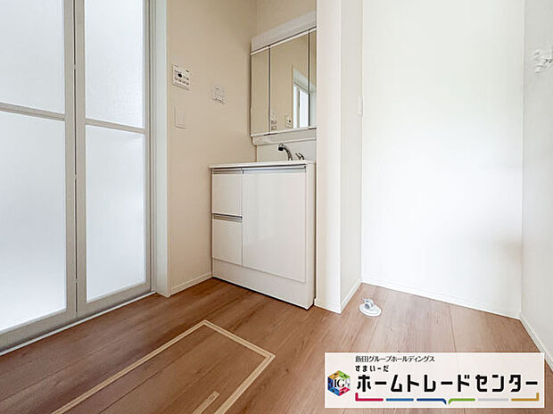 【洗面台・洗面所】◆洗面スペースはお掃除やメンテナンスが楽にできる様に設計されております。ドラム式の洗濯機を配置しても十分なスペースを確保した設計となっております。