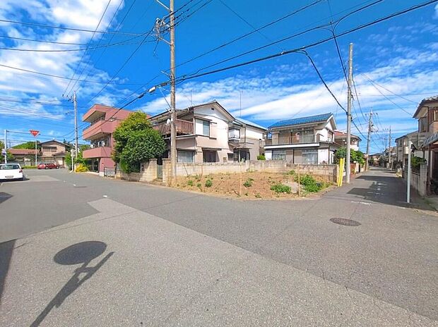 【前面道路含む現地写真】◆平日・お仕事帰りなど、いつでもご案内させていただきます！デザイン・目に見える設備面も大切ですが、耐震構造で地震に強い家の為、次代へ繋ぐ強固な住宅です。