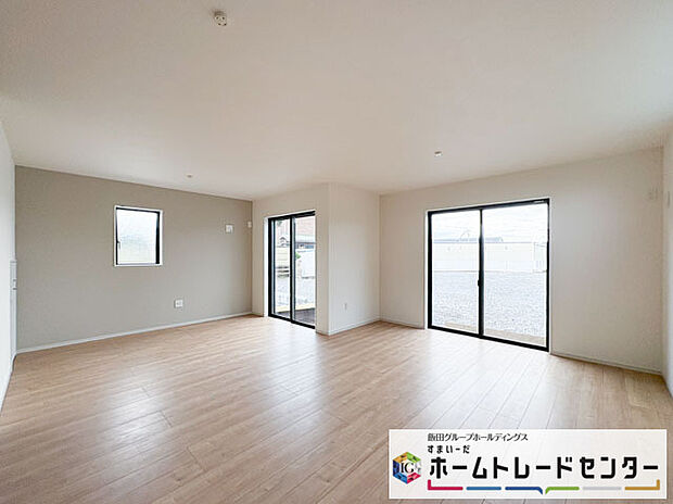 【リビング】◆南向きの大きな窓から明るい陽射しがたっぷり入ります。一日を通して陽射しをしっかり取り込んでくれる2面採光なので、夜まで照明いらずで過ごせます♪