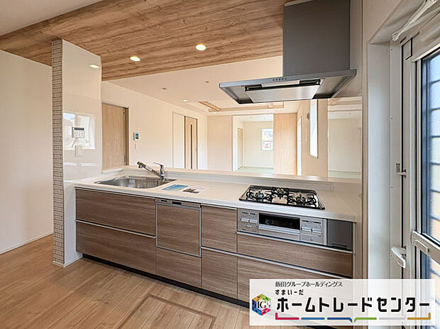 【キッチン】◆人気の対面式キッチン。お食事の準備をしながらでもご家族とのコミュニケーションを楽しめます♪ぜひご見学の際にはキッチンに立ち、生活をイメージしてください。