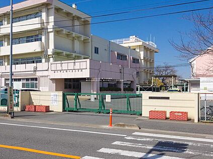 桶川市立桶川東小学校 640m (徒歩8分)