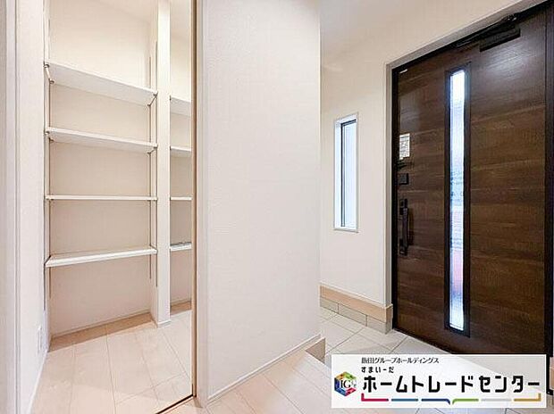 【玄関】◆お家で出会う人々を迎える玄関だからこそ、広々清潔感あふれる空間にしたいものです。採光・通風にも配慮された設計で毎日明るい空間をキープします♪