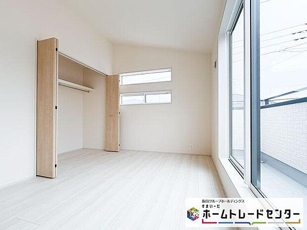 【リビング以外の居室】◆居室のサッシにはペアガラスを採用、高い断熱性による省エネと結露対策に有効です。室内を快適な空間に代えてくれます。現地の通風や採光も実際にご確認下さいませ