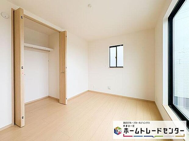 【リビング以外の居室】◆2階の各居室にはそれぞれ収納を完備!しっかりとした容量のスペースを確保しているので、お部屋は美しい空間を保てますね♪