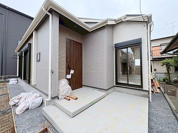【玄関】◆TVモニター付きインターホンはカラーモニターで来訪者もひとめで分かります♪留守の間の来訪者が確認できる嬉しい録画機能付き!お子様が一人で留守番の間も安心です。