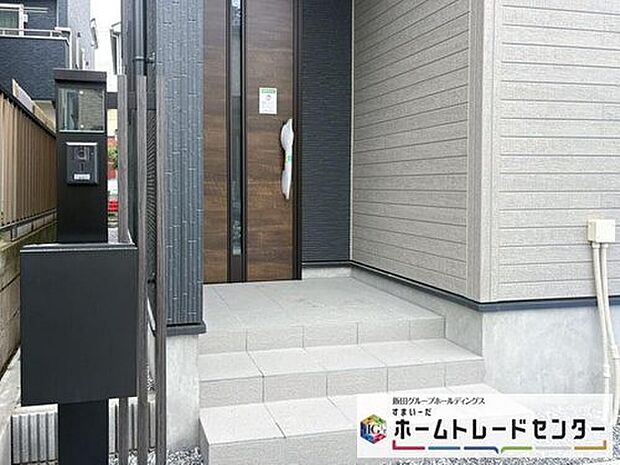 【玄関】◆TVモニター付きインターホンはカラーモニターで来訪者もひとめで分かります♪留守の間の来訪者が確認できる嬉しい録画機能付き!お子様が一人で留守番の間も安心です。