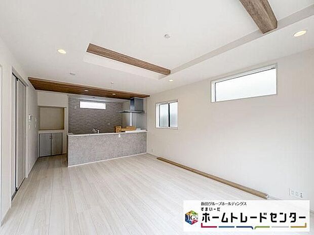 【リビング】◆大きな窓は遮音性に優れたペアガラスの窓となっています。リビングでたくさんはしゃいで遊んでも、お子様の声を気にしなくて大丈夫です♪