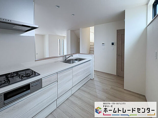 【キッチン】◆人気の対面式キッチン。お食事の準備をしながらでもご家族とのコミュニケーションを楽しめます♪ぜひご見学の際にはキッチンに立ち、生活をイメージしてください。