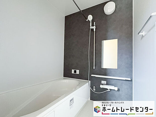 【浴室】◆毎日の疲れをいやす浴室は1坪タイプです。足を伸ばしてゆっくりとくつろげます。浴室暖房乾燥機も標準装備です♪