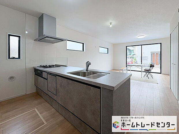 【システムキッチン】◆人気の対面式キッチン。お食事の準備をしながらでもご家族とのコミュニケーションを楽しめます♪ぜひご見学の際にはキッチンに立ち、生活をイメージしてください。
