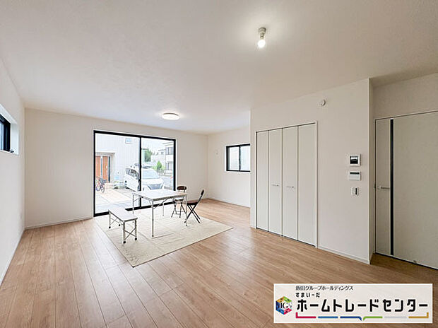 【リビング】◆南向きの大きな窓から明るい陽射しがたっぷり入ります。一日を通して陽射しをしっかり取り込んでくれる2面採光なので、夜まで照明いらずで過ごせます♪
