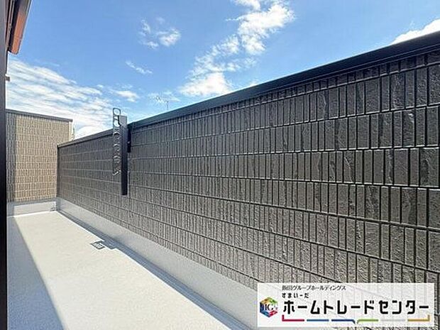 【バルコニー】◆南向きのバルコニーの前には雲以外に太陽を遮るものがありません。お洗濯物も乾きやすく、何より明るく気持ちのいい光が入ってきます。