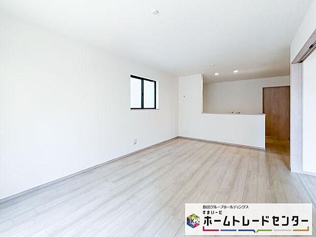 【リビング】◆LDKはご家族みんなが揃う大切な空間です♪テーブルやソファ、カーテン選び、レイアウトを考えるのも楽しいですね♪笑顔溢れる楽しい暮らしをイメージしながらご見学ください♪