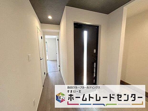 【玄関】◆お家で出会う人々を迎える玄関だからこそ、広々清潔感あふれる空間にしたいものです。採光・通風にも配慮された設計で毎日明るい空間をキープします♪