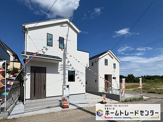 【前面道路含む現地写真】◆重厚感と上質感を兼ね備えた、美しい佇まい。飽きのこないデザインが街並みに調和します。