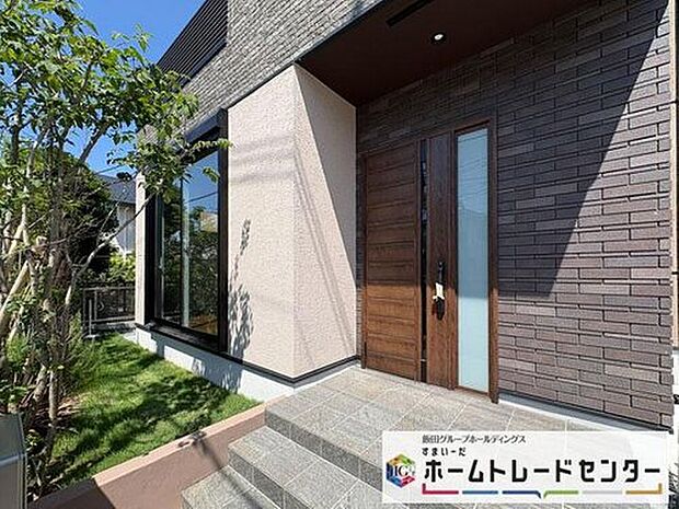 【玄関】◆TVモニター付きインターホンはカラーモニターで来訪者もひとめで分かります♪留守の間の来訪者が確認できる嬉しい録画機能付き!お子様が一人で留守番の間も安心です。