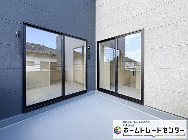 【バルコニー】◆南向きのバルコニーの前には雲以外に太陽を遮るものがありません。お洗濯物も乾きやすく、何より明るく気持ちのいい光が入ってきます。