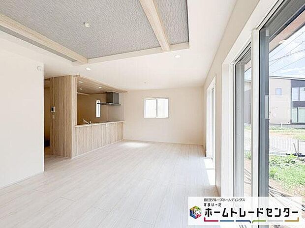 【リビング】◆リビングを温かく居心地の良い空間にしてくれる木目調の柔らかな風合い。休日はご家族みんなの癒しや憩いの場となってくれます♪