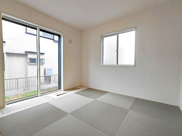 【リビング以外の居室】◆リビングと隣接したお部屋では、ゴロゴロする、お子様を寝かせる、客間として利用するなど、ライフスタイルに合わせて変化をもたらすことができます。