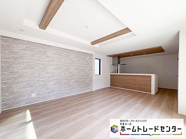 【リビング】◆リビングを温かく居心地の良い空間にしてくれる木目調の柔らかな風合い。休日はご家族みんなの癒しや憩いの場となってくれます♪