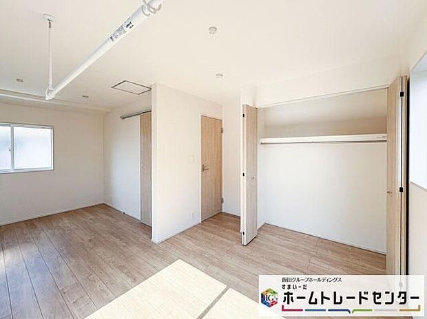 【リビング以外の居室】◆2階の各居室にはそれぞれ収納を完備！しっかりとした容量のスペースを確保しているので、お部屋は美しい空間を保てますね♪