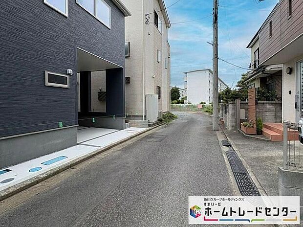【前面道路含む現地写真】◆平日・お仕事帰りなど、いつでもご案内させていただきます!デザイン・目に見える設備面も大切ですが、耐震構造で地震に強い家の為、次代へ繋ぐ強固な住宅です。