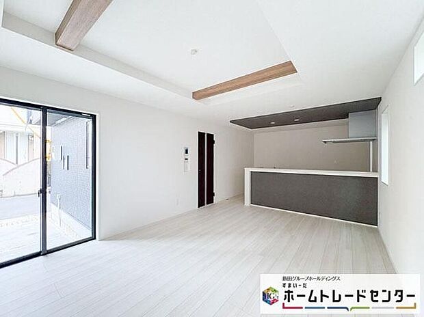 【リビング】◆リビングを温かく居心地の良い空間にしてくれる木目調の柔らかな風合い。休日はご家族みんなの癒しや憩いの場となってくれます♪